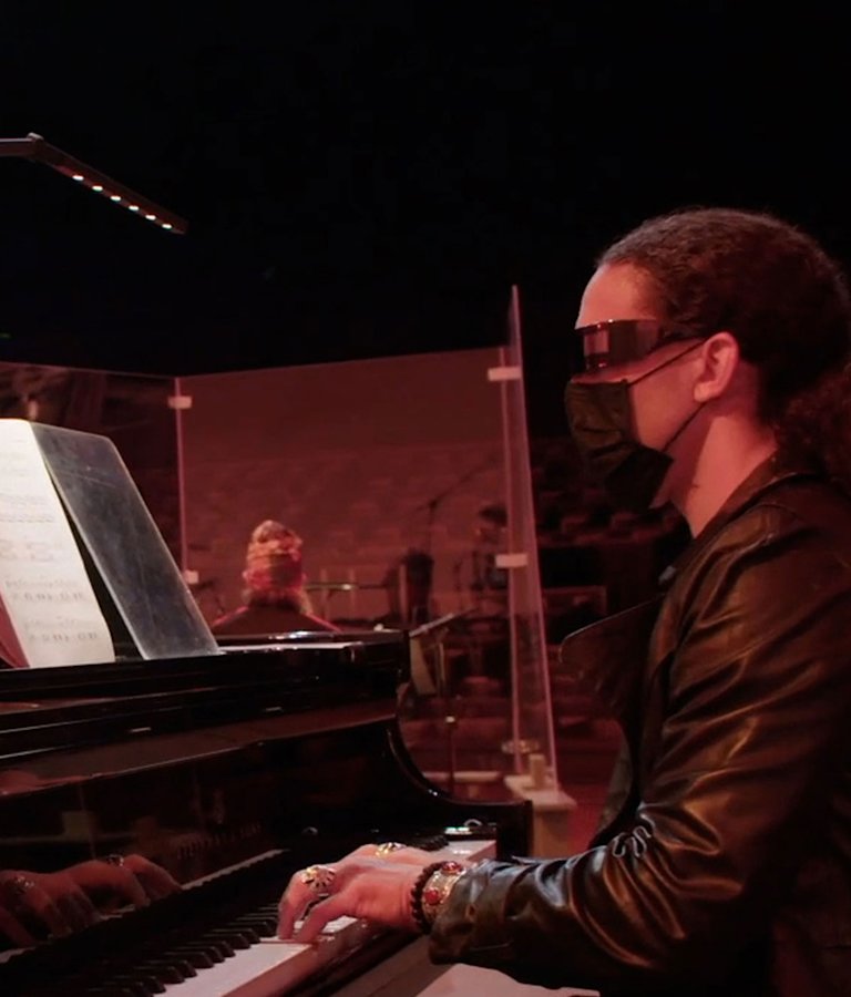 Cameron Graves, piano