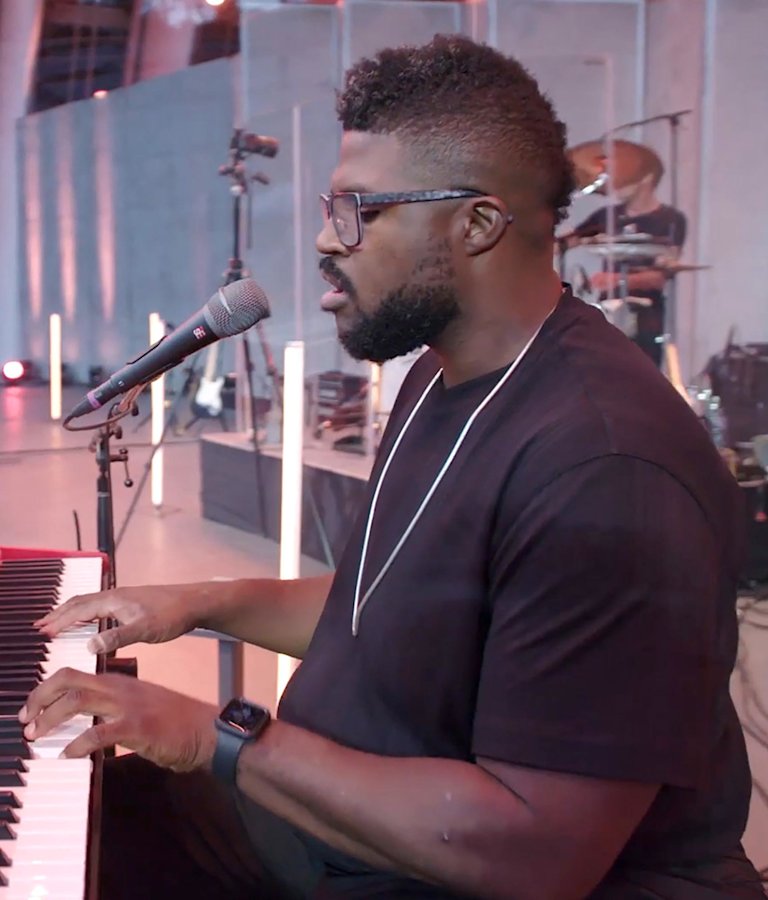 Andra Day, episode 4 keyboardist