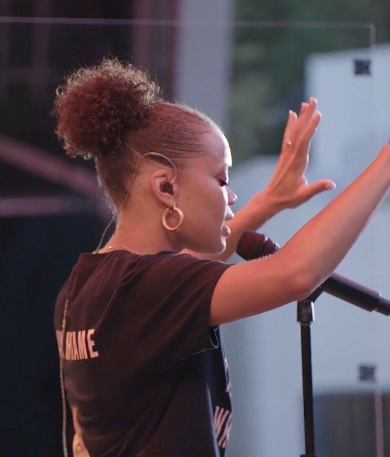 Andra Day, Episode 4, hands up