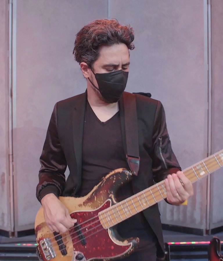 Andra Day, Episode 4 bassist