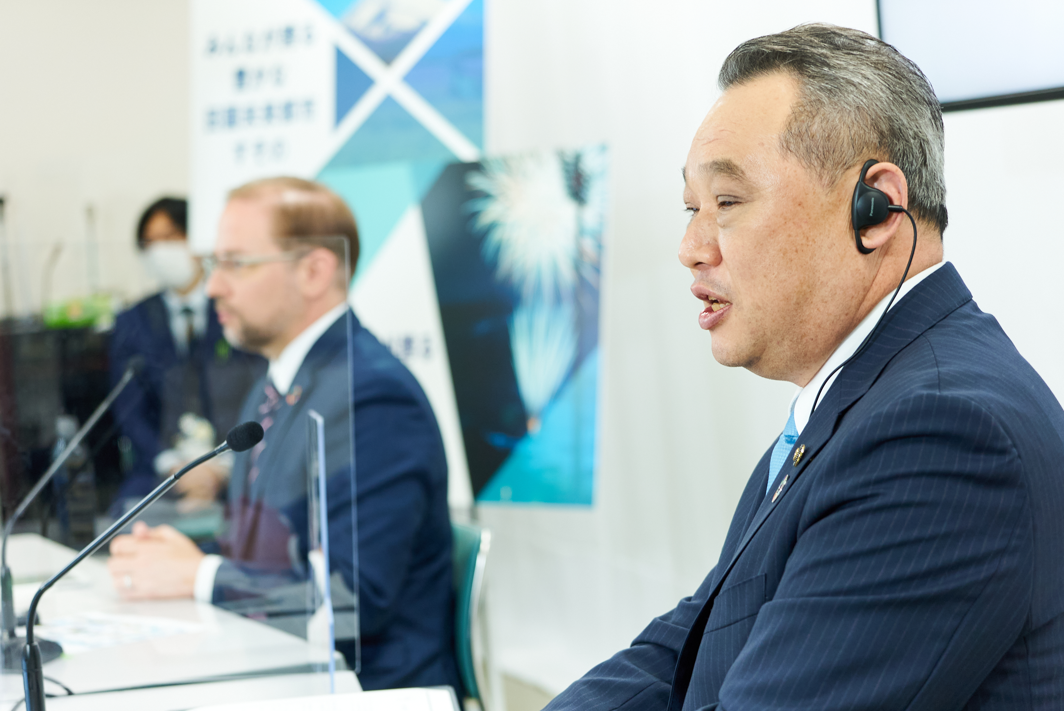 James Kuffner CEO and Susono city mayor Kenji Takamura speaking at the briefing session on “Future Community Building” held for local residents in Susono City, Shizuoka Prefecture