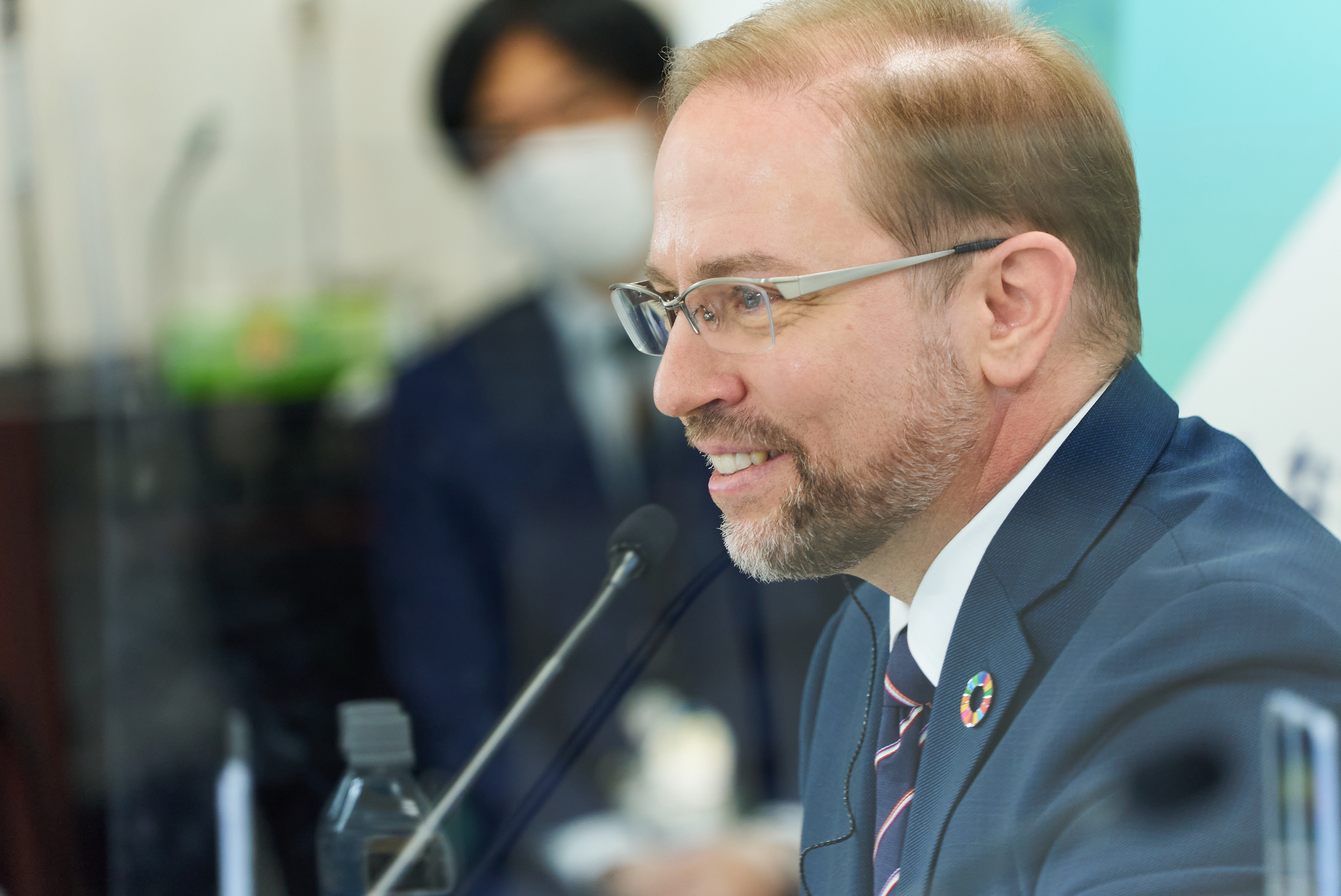 CEO James Kuffner speaking at the briefing session on “Future Community Building” held for local residents in Susono City, Shizuoka Prefecture