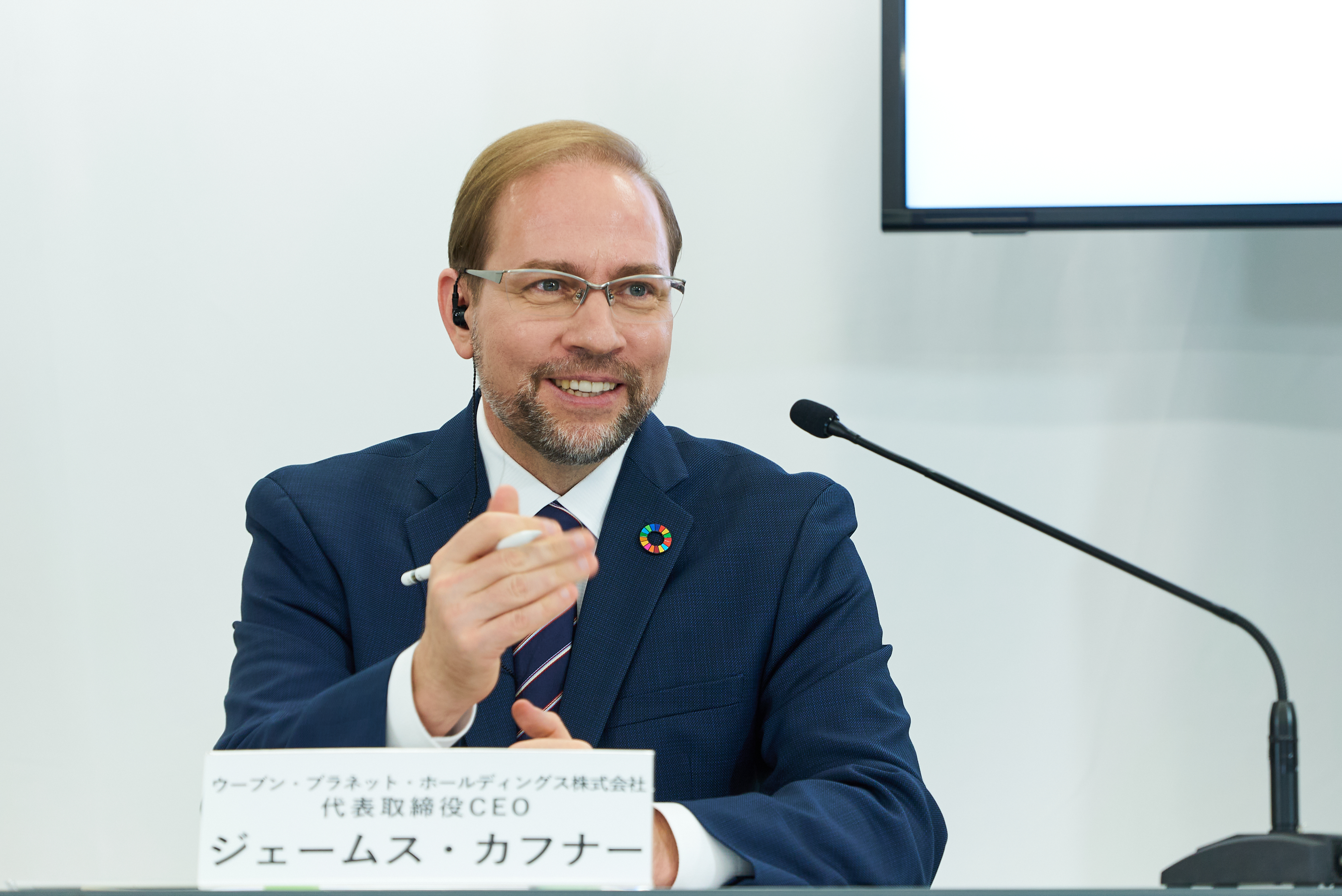 CEO James Kuffner speaking at the briefing session on “Future Community Building” held for local residents in Susono City, Shizuoka Prefecture