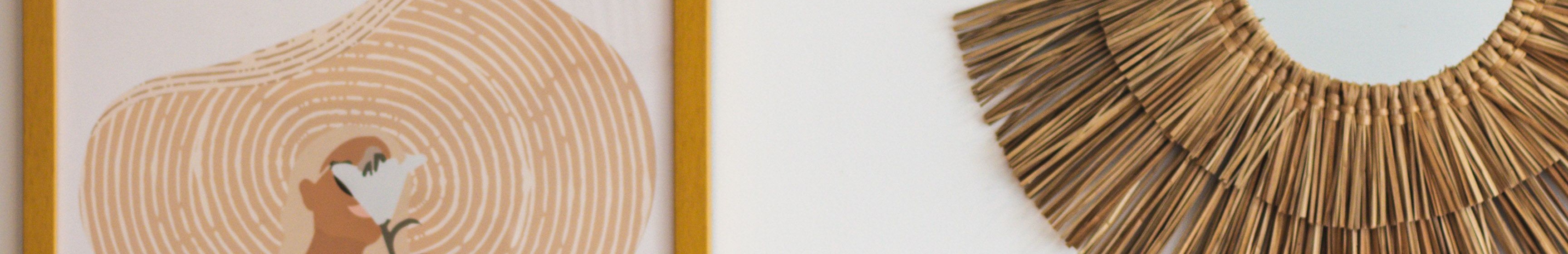 Mur blanc décoré de plusieurs cadres.