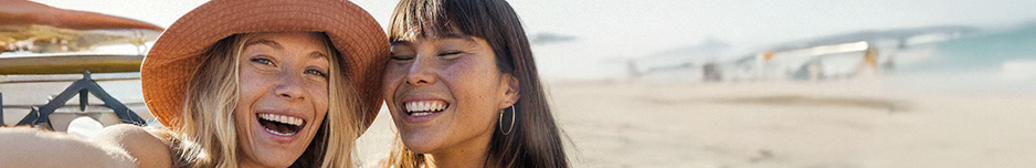 Deux filles bronzées à la plage.
