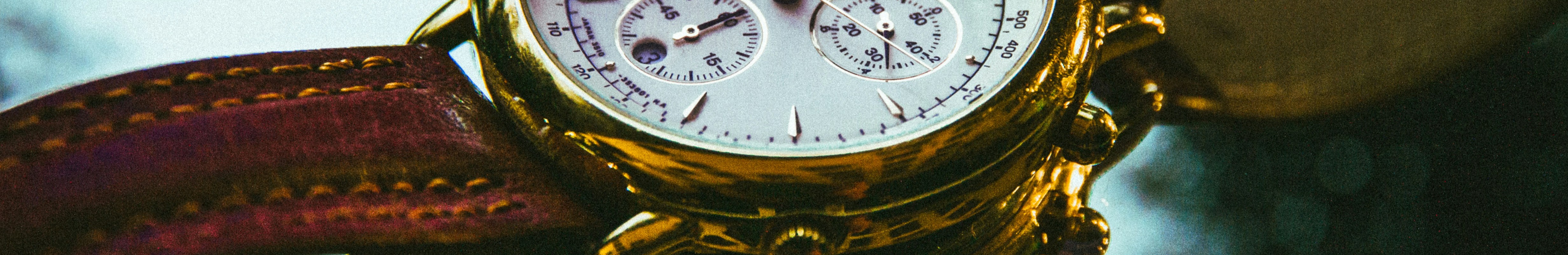 Zoom sur une montre élégante avec bracelet en cuir.