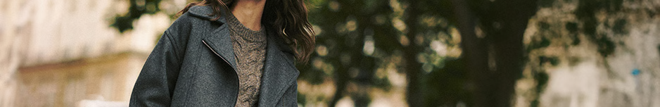 Femme portant une veste grise.