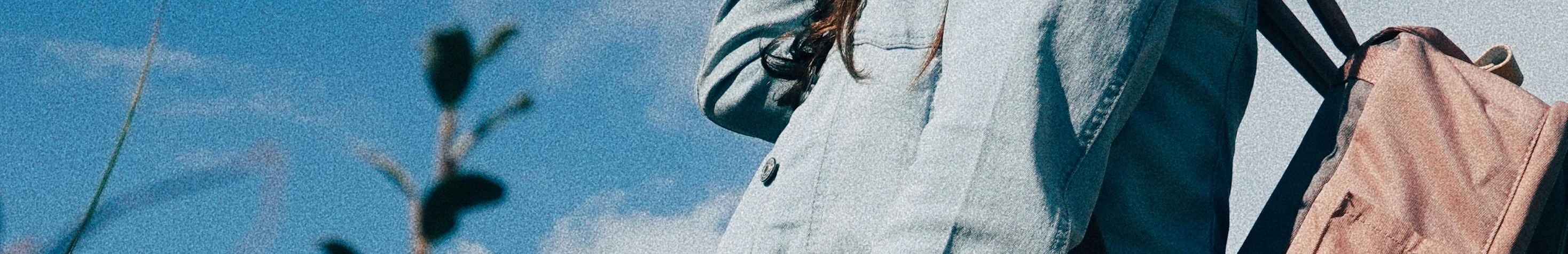 Femme portant un sac à dos.