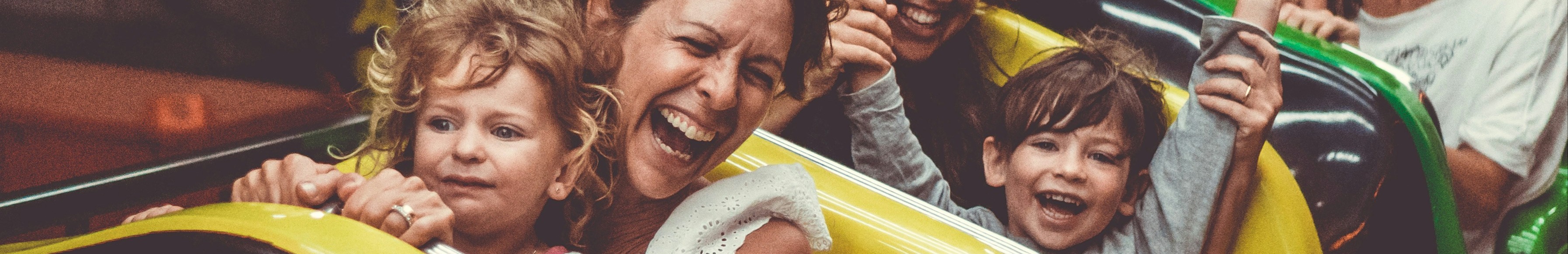 Famille qui s'amuse dans un parc d'attractions.