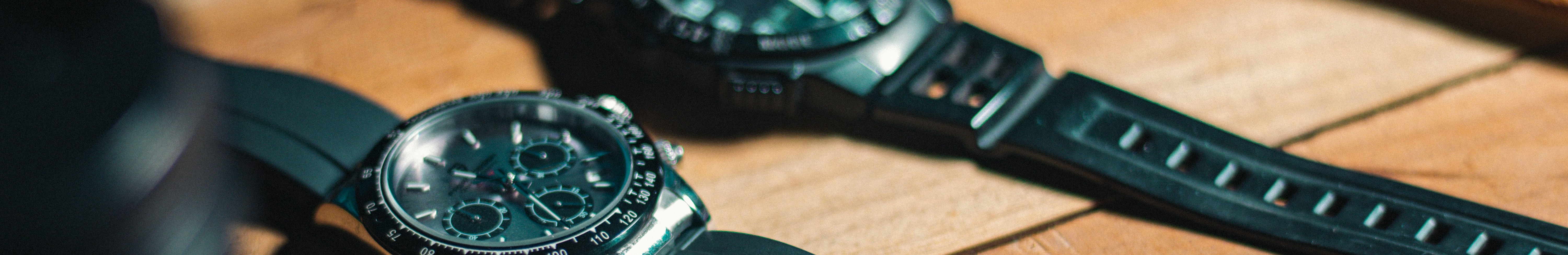 Montres avec bracelet en silicone noir, posées côte à côte.