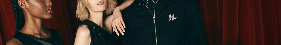 Trois jeunes adultes habillés en Karl Lagerfeld.