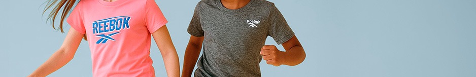 Deux enfants habillés en vêtements sportifs Reebok.