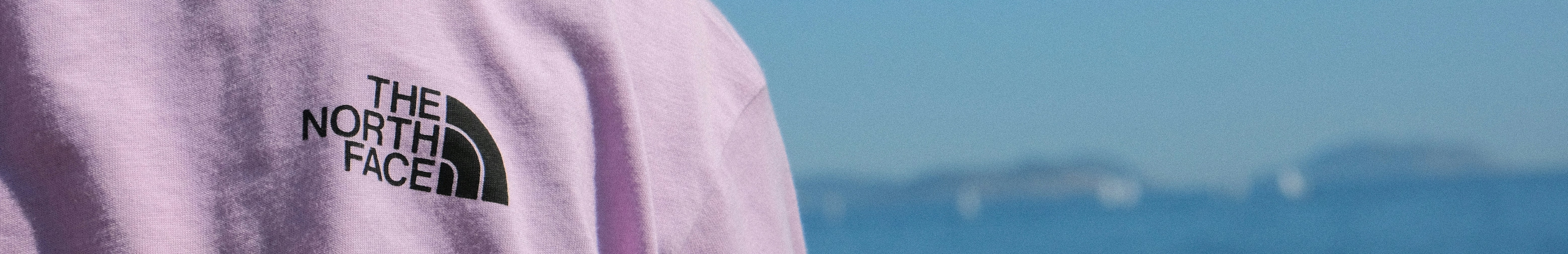 Logo The North Face sur un t-shirt rose.