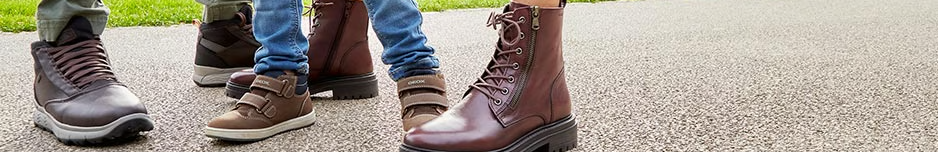 Trois paires de chaussures Geox pour femme, pour homme, et pour enfant.