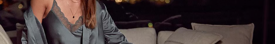 Femme en nuisette grise Etam.