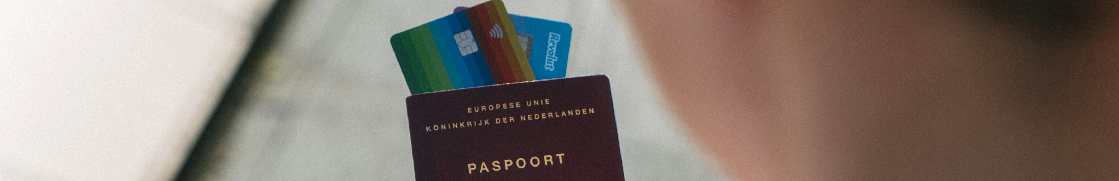 Carte bancaire dans un passeport.