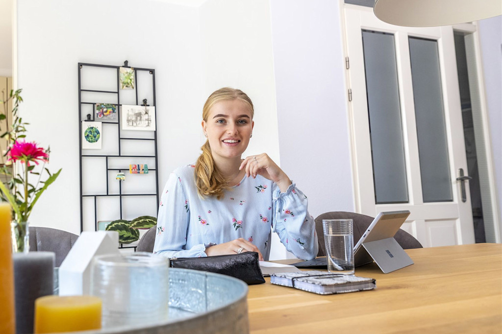 Student volgt online onderwijs vanuit thuis