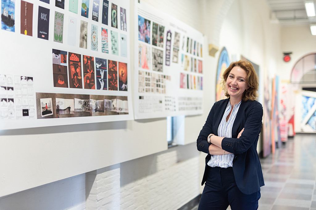 Foto Emmy Bleumink-Bakx in grote hal