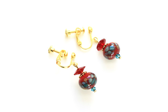 Boucles d'oreilles rouge grenat à motifs bleu et vert pour oreilles non percées