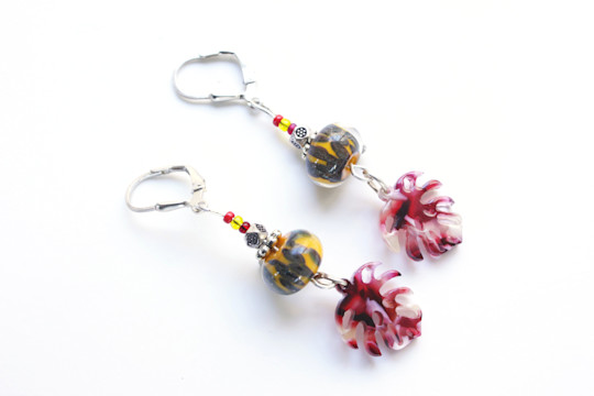 Boucles d'oreilles perle de verre et feuille exotique rouge