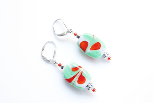 Boucles d'oreilles perles plates motif feuillage