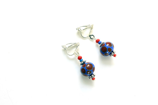 Boucles d'oreilles perle bleue à pois rouges monture métal argenté pour oreilles non percées