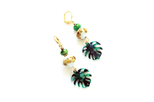 Boucles d'oreilles toupie grises à motifs bruns, perle verte et feuille exotique verte (vendu)