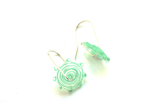 Boucles d'oreilles disque de verre ligne verte à picots