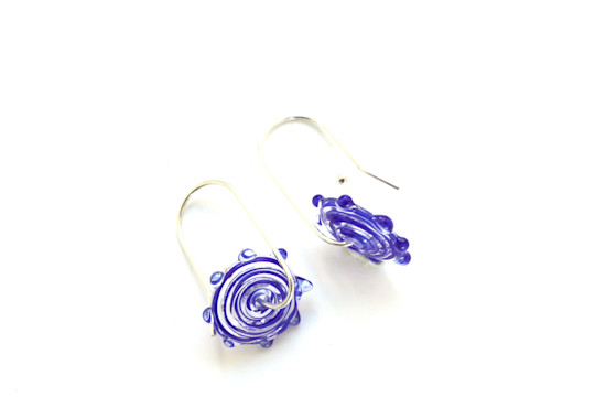 Boucles d'oreilles disque de verre lignes bleu marine avec picots
