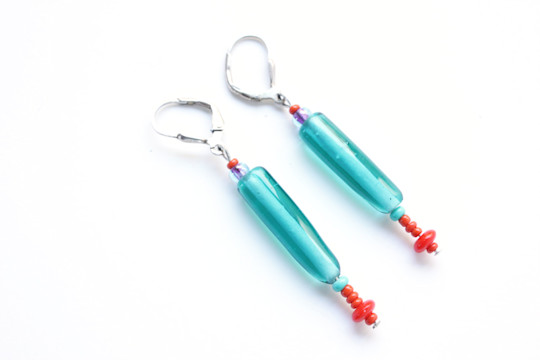 Boucles d'oreilles perles longues vert émeraude en transparence