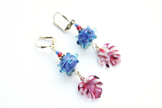 Boucles d'oreilles perle bleu effet lapis lazuli et feuille exotique rouge