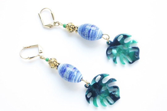 Boucles d'oreilles perle effet lapis lazuli et feuille exotique verte
