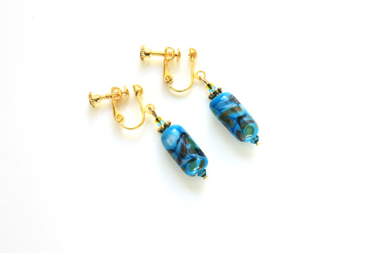 Boucles d'oreilles perles longues turquoise à motifs multicolores pour oreilles non percées