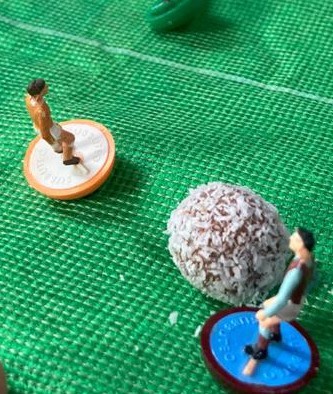 R25 Football Chocolate hero 380:450