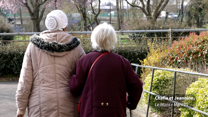 Chafia et Jeannine se rendent au marché près de chez Jeannine, au Mans