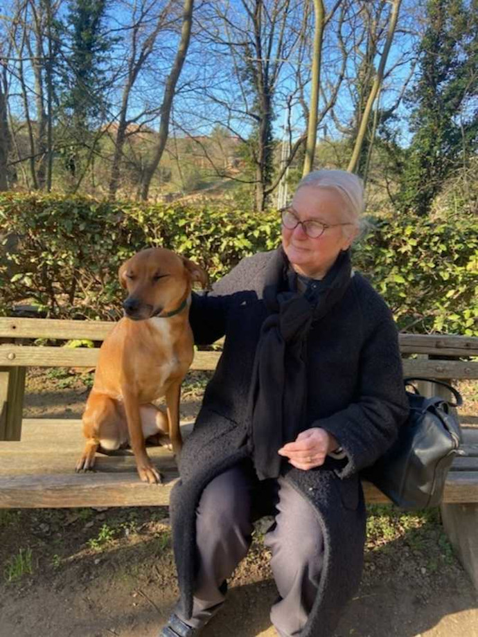 La bénéficiaire de Jérôme avec sa chienne, au cours d'une ballade