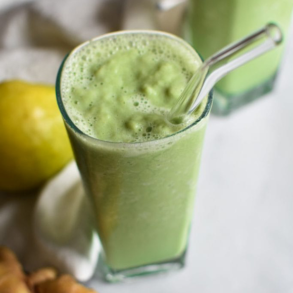 Pear spinach smoothie-2-683x1024
