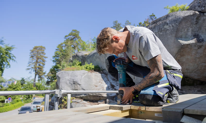 mann bygger ny terrasse og bruker elverktøy