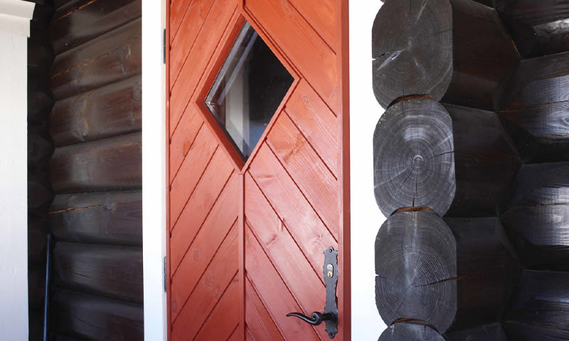 Utemaling med Trebitt Rauland rød dør