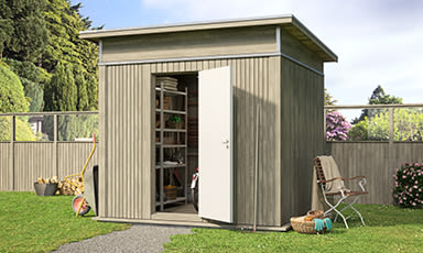 Lysegrått hageskur med åpen dør, synlige redskaper, hagestol og kurv på grønn plen