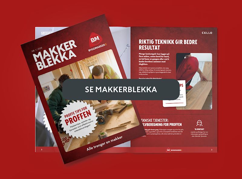 Magasinet "Makker Blekka" fra Byggmakker med oppslått side som viser tips for håndverkere, på rød bakgrunn.