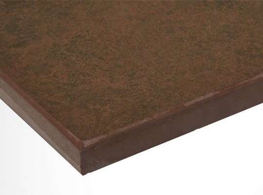 Mørk brun, rustmønstret keramisk flis med synlig kant på hvit bakgrunn.