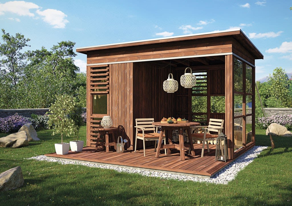 Lite brunt hagepaviljong med trebord, stoler, hvite hengende kurvlamper og planter.