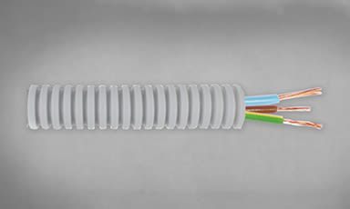 Grå bølgeformet kabelkanal med blå, gulgrønn og brun kobberledning som stikker ut.