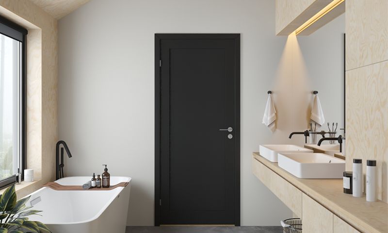 Sort massiv innerdør på lyst og moderne bad