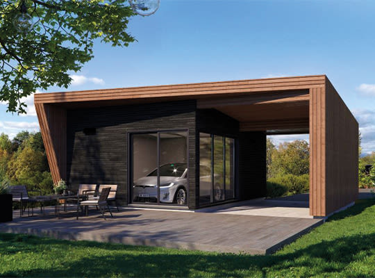 Moderne svart hageanneks med glassvegger, bil inne under tregittertak, uteplass med bord og stoler.