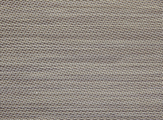 Nærbilde av gråbeige vevd tekstil med tett, subtilt rutemønster