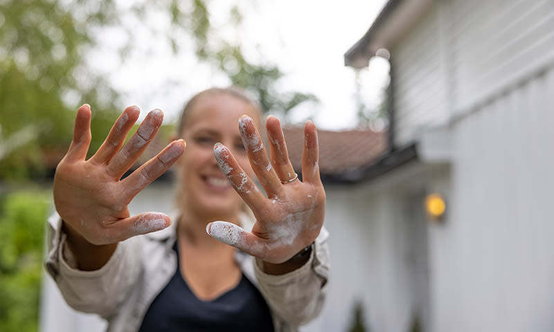 kvine med maling på fingrene