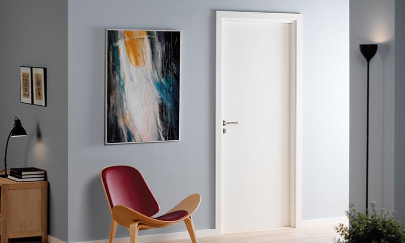 Massiv hvit innerdør på lys blå vegg