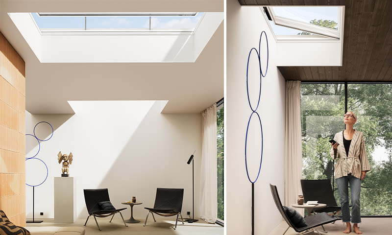 Lyst rom med takvindu, beige fliser, sorte stoler, blå ringelampe og kvinne med mobil mot grønt ute